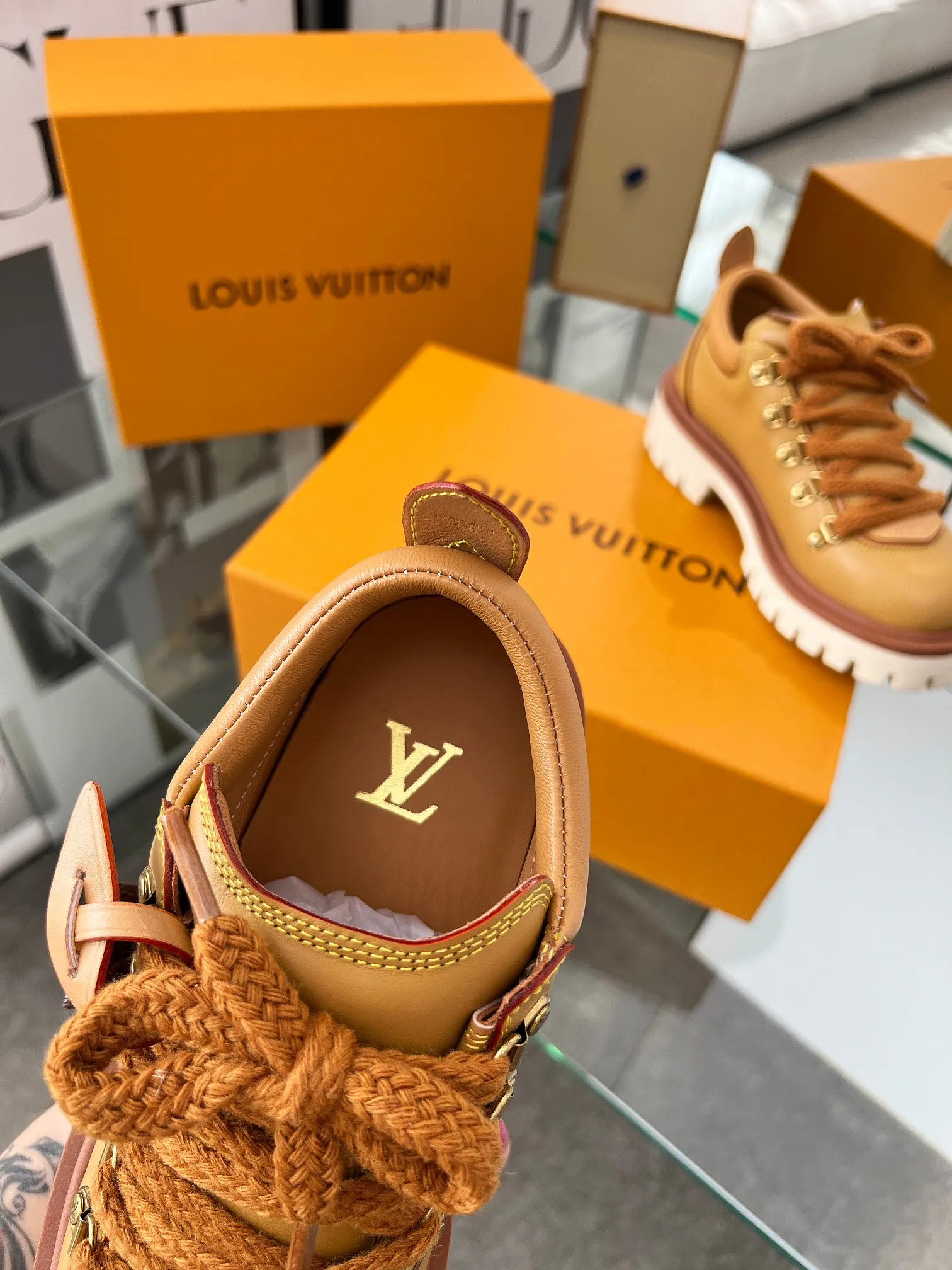 👟👟Ex-factory price 640👟👟 LV's new couple's thick-soled hiking shoes, your original custom-made large-soled shoe brand, giving the foot flexibility and freedom, a good pair of shoes to wear all summer. Fabric: First-layer imported calfskin, cowhide lining Size: 35-46 Welcome to send pictures to place orders